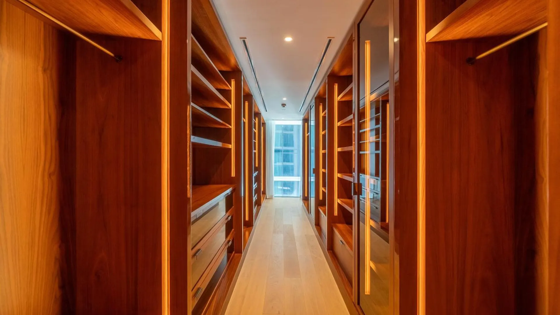 Lana By The Dorchester Collection - Glamorous Three Bedroom Apartment Dubai