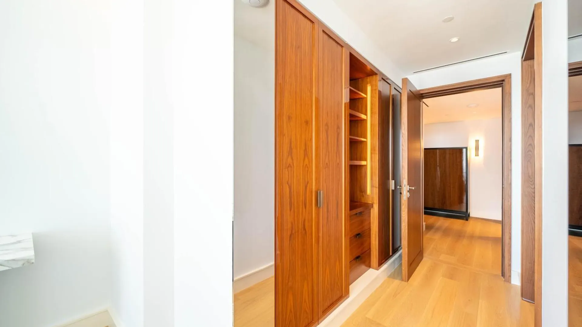 Lana By The Dorchester Collection - Glamorous Three Bedroom Apartment Dubai